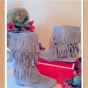LAUREN CONRAD FRINGE FASHION GRAY BOOTS